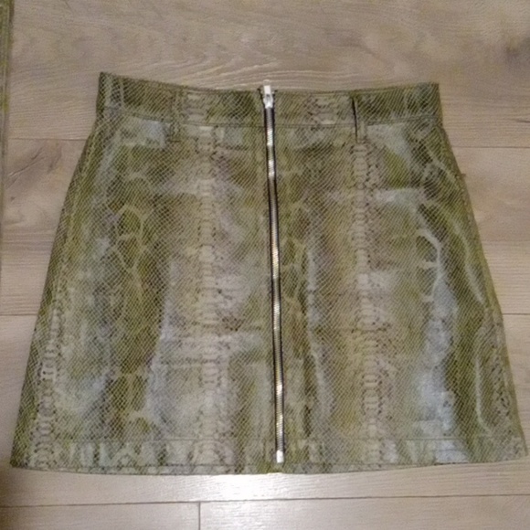 TOPSHOP-  Snakeskin Faux Leather Mini Skirt-8 - Picture 7 of 13